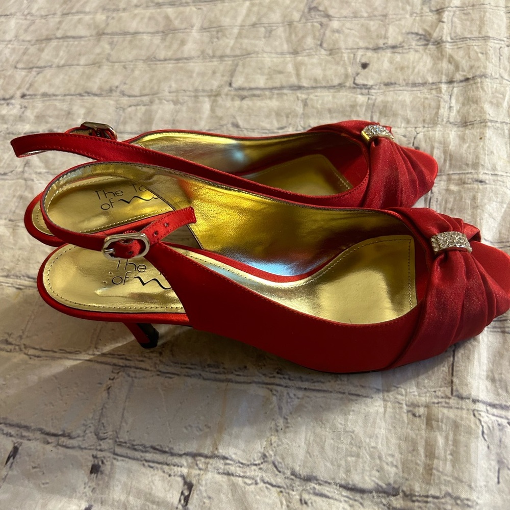 THE TOUCH OF NINA RED SATIN PEEP-TOE SLINGBACK HEELS RHINESTONE BOW ACCENT 9M